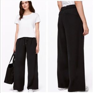 Lululemon on the fly pant wide leg size 4 NWOT
